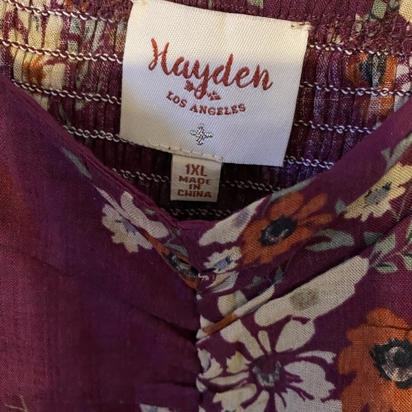 BNWT beautiful floral top by Hayden in LA - Picture 2 of 5